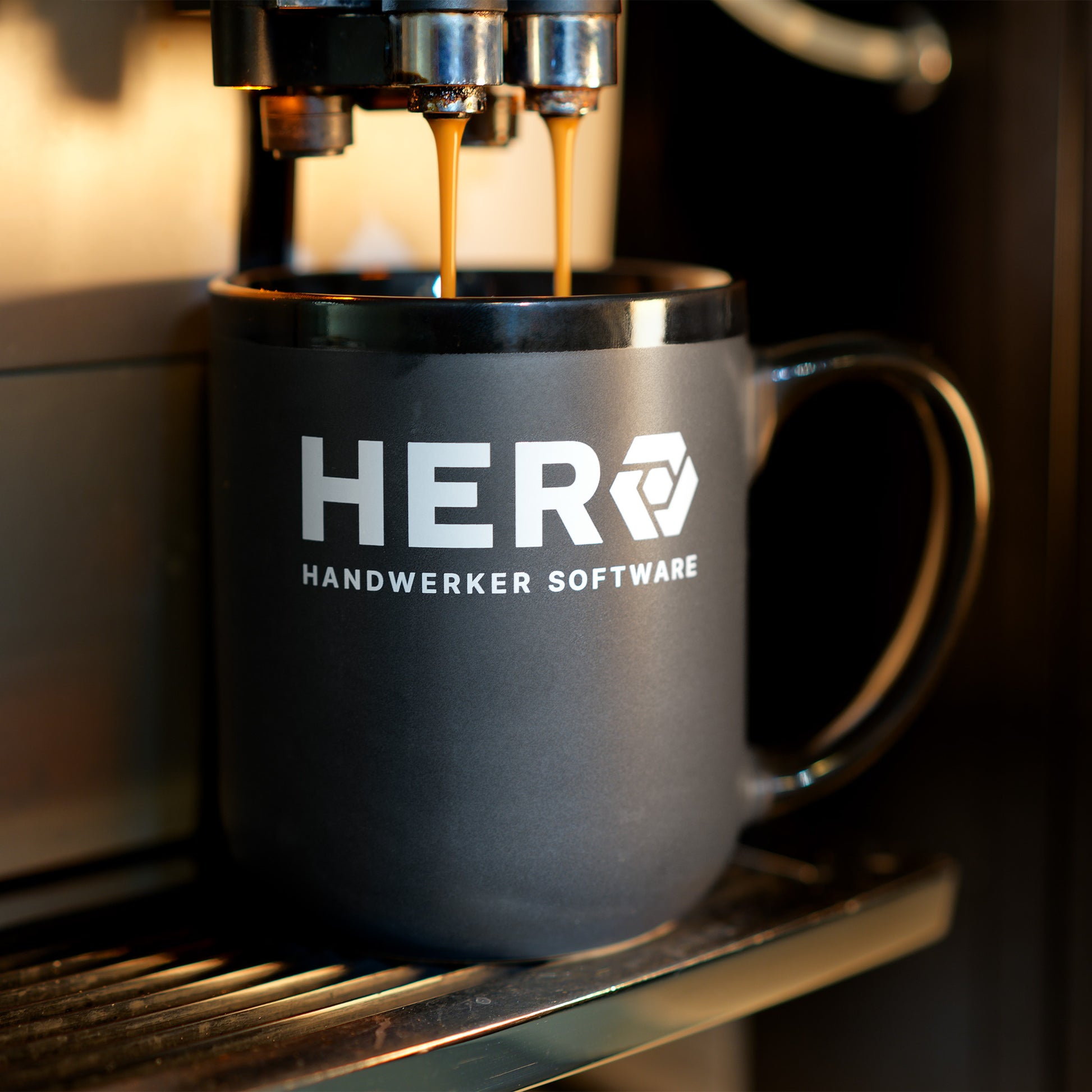 Bild: Der Hero Kaffeebecher in schwarz